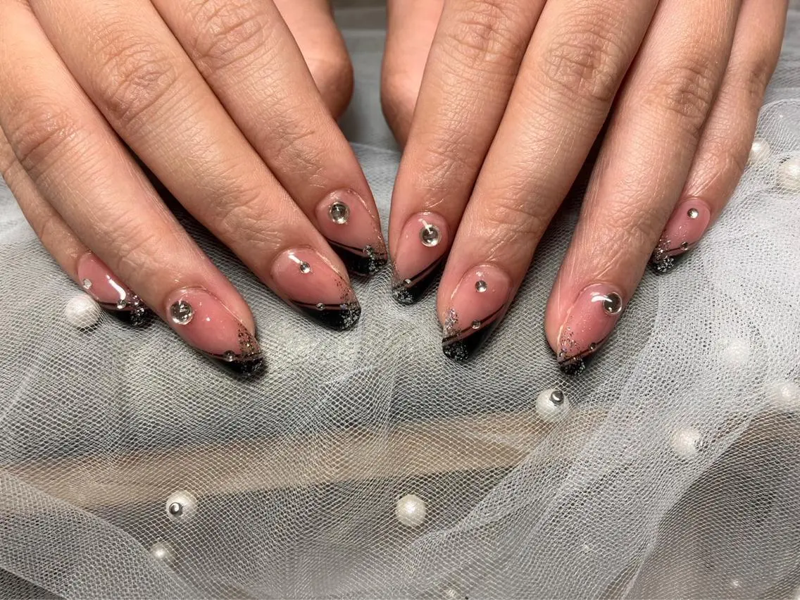ミディアム カラー ネイル フレンチネイル 斜めフレンチ Nail NaNaのネイルデザイン