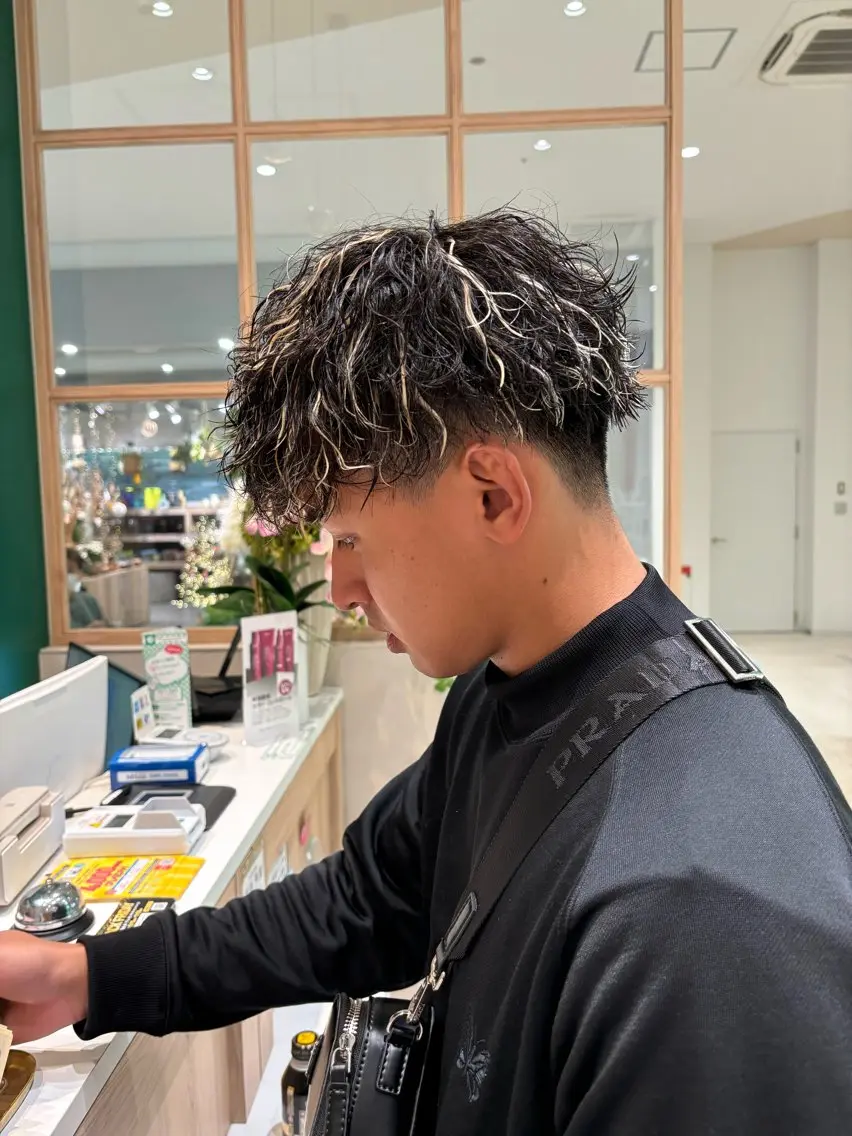 カット×ツイストスパイラル 波巻きパーマの写真