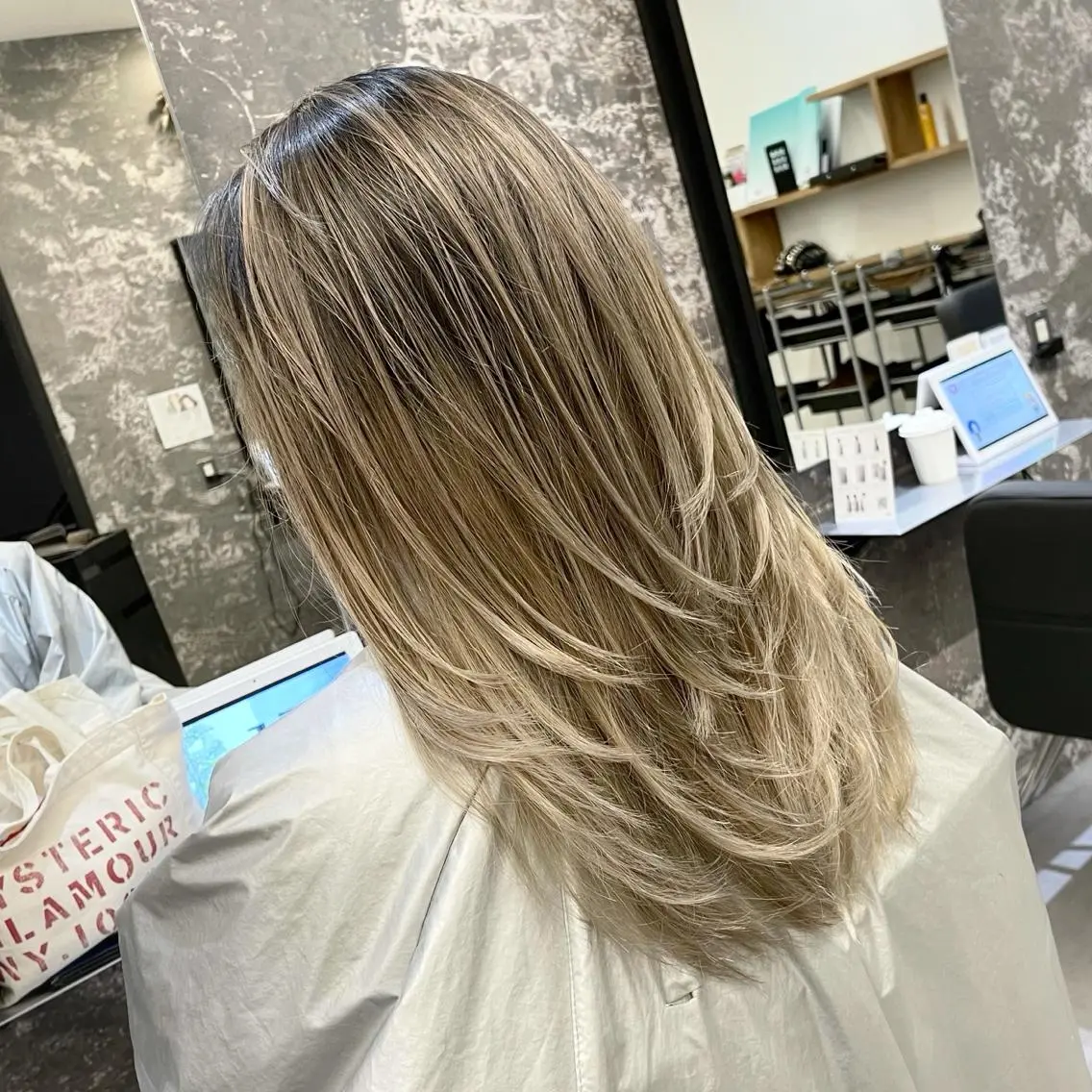 ミディアム カラー ヘアアレンジ バレイヤージュ デザインカラー ハイライトカラー 外国人風カラー ハイライト アンドウ ユウ/ レイヤーカット/韓国のヘアスタイル