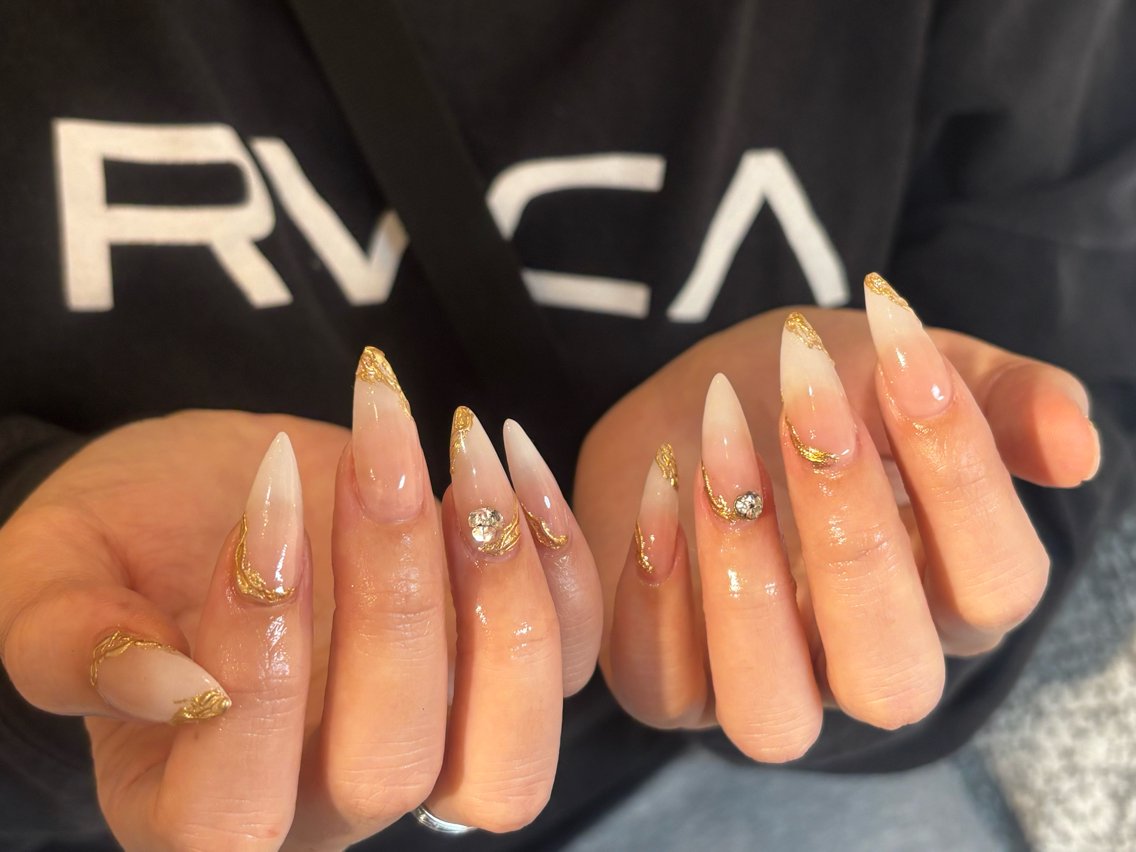 ネイル アートネイル ゴールド ニュアンスネイル シンプルネイル ストーンネイル ハンドネイル D.d nail Rina✨のネイルデザイン