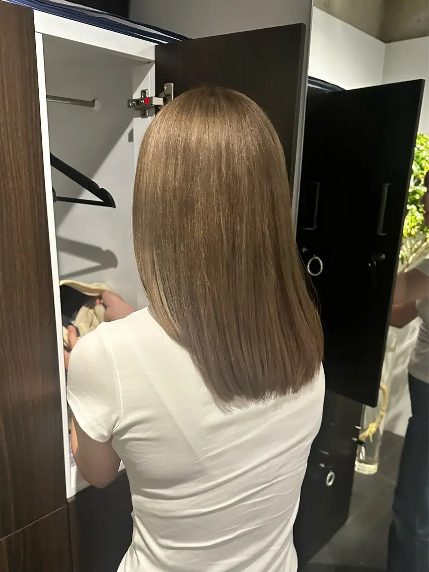 セミロング カラー ベージュカラー ダブルカラー オリーブベージュ 西 美羽のヘアスタイル