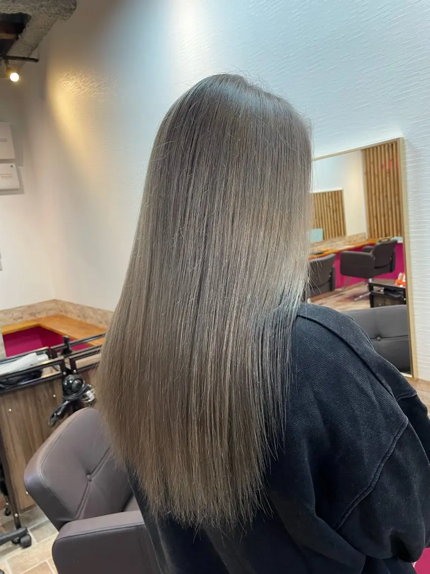 ロング カラー ベージュカラー ハイトーンカラー シルバー シルバーベージュ トリートメント ヘアカラー YUI/ ブリーチカラー🌷のヘアスタイル