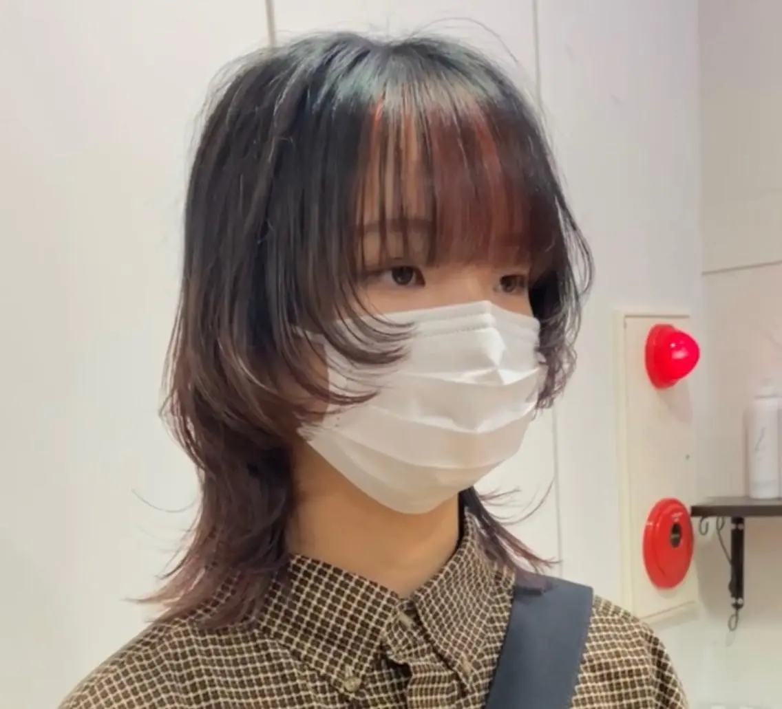 ミディアム カラー ウルフカット 横尾 歩のヘアスタイル