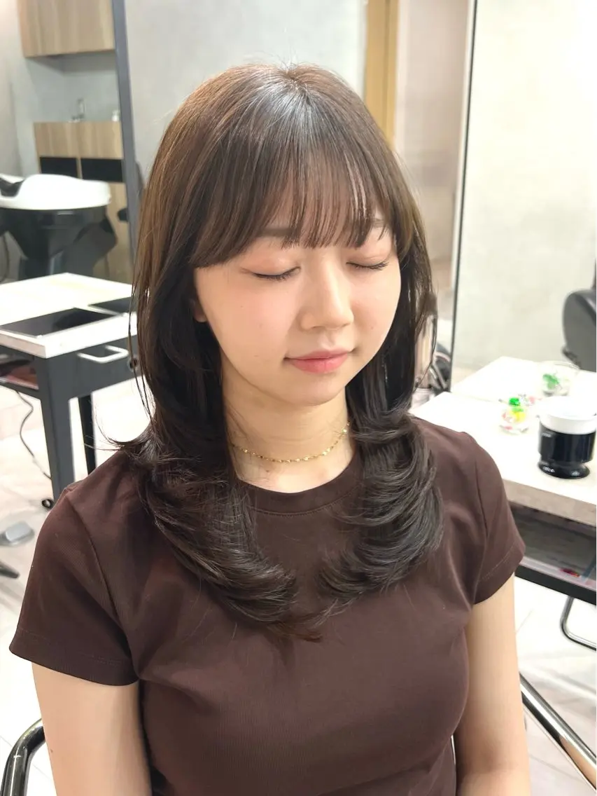 セミロング カラー カット ヘアカラー 小森聖奈 韓国風レイヤーカットのヘアスタイル