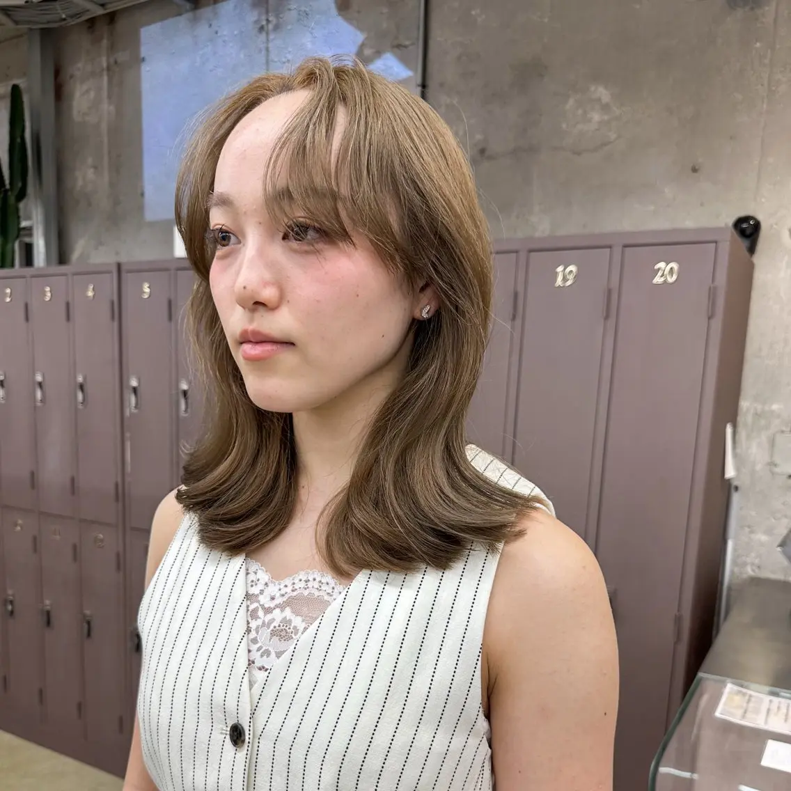 セミロング カラー ベージュカラー ブリーチ 透明感カラー ハイトーンカラー ハイトーンベージュ カット ヘアカラー トリートメント 岡本康平/ケアブリ ーチ/ダブルカラーのヘアスタイル