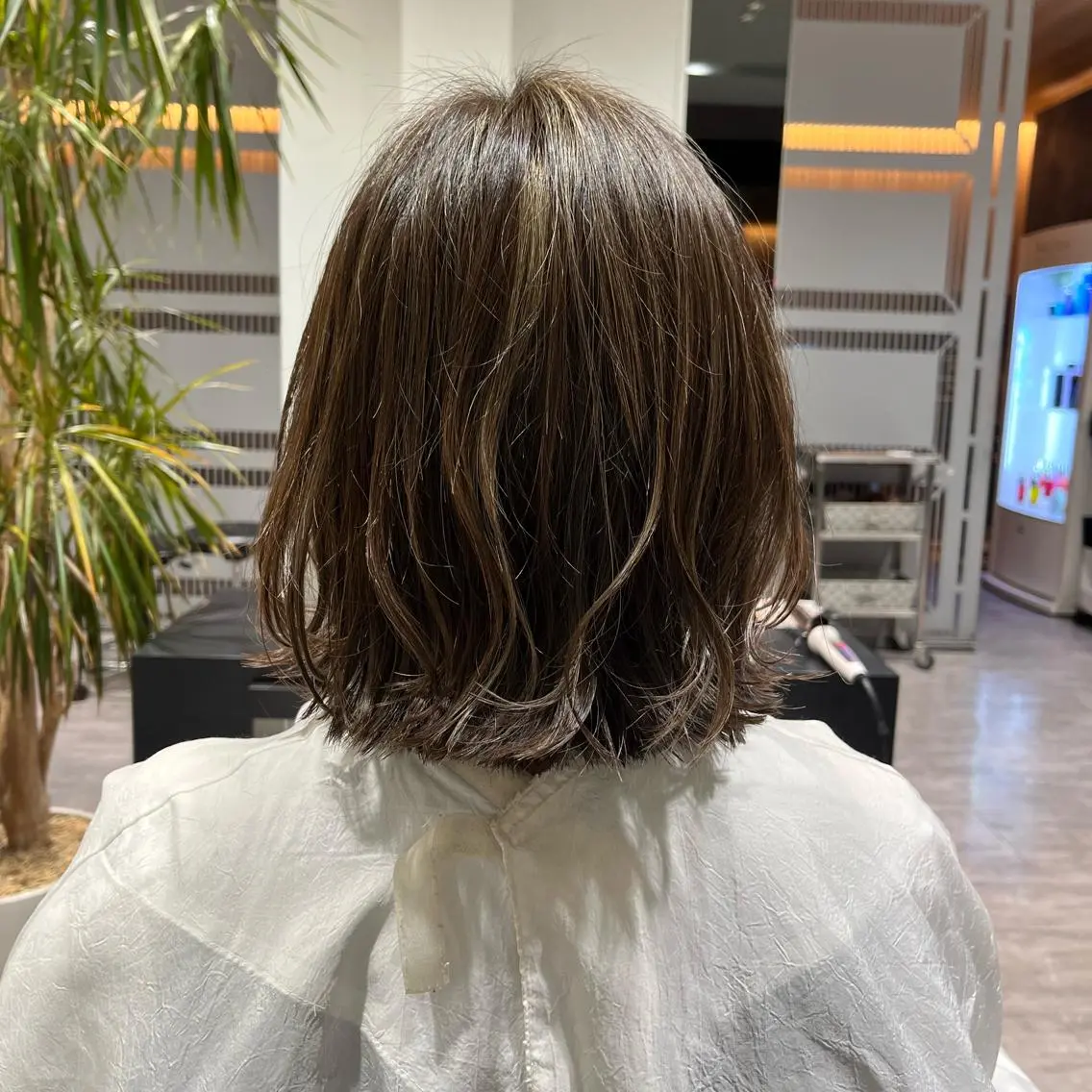 ショート カラー 切りっぱなしボブ ハイライトカラー ボブ ハイライト カンダ ケイタのヘアスタイル