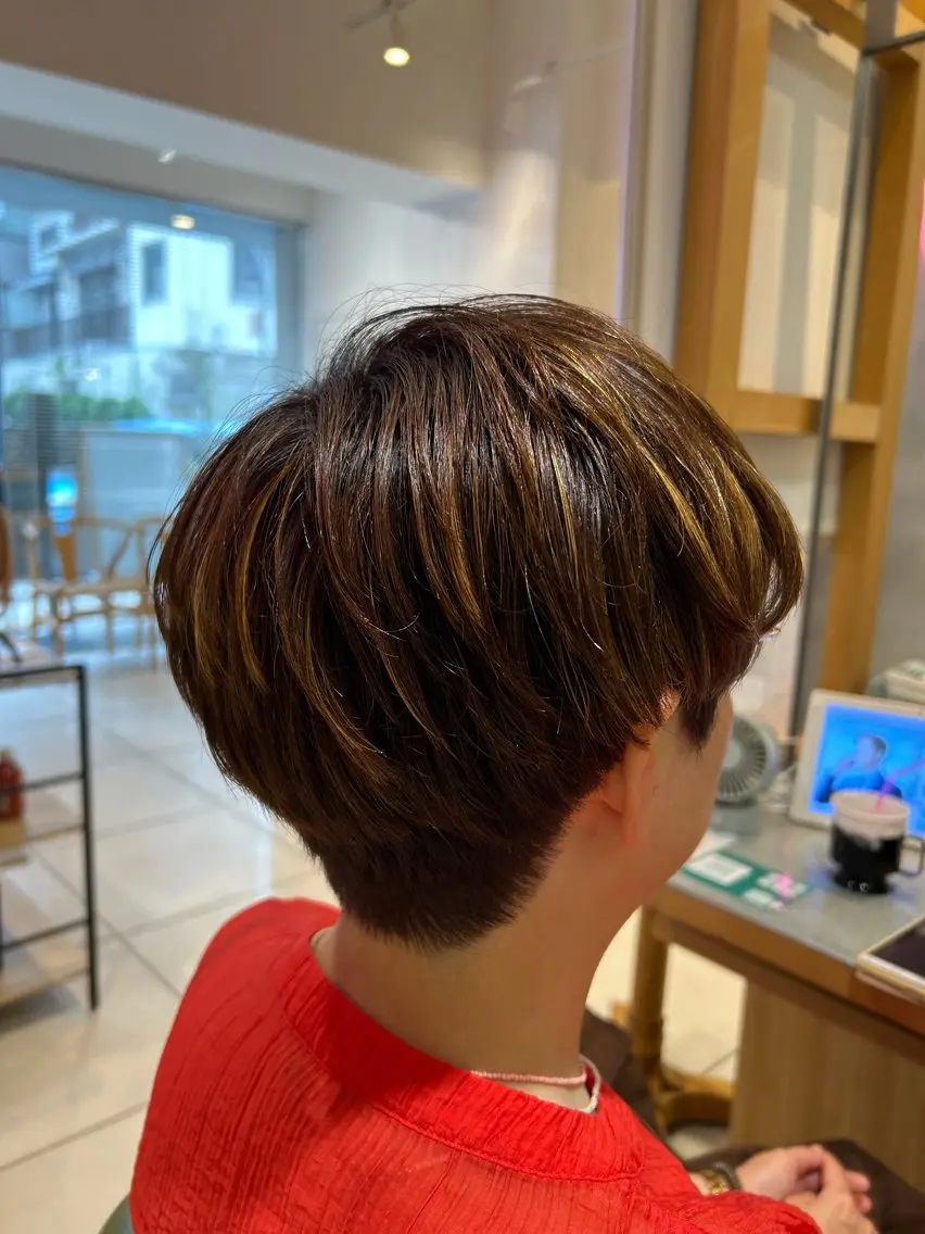 ショート ハイライトカラー レイヤーカットのヘアスタイル
