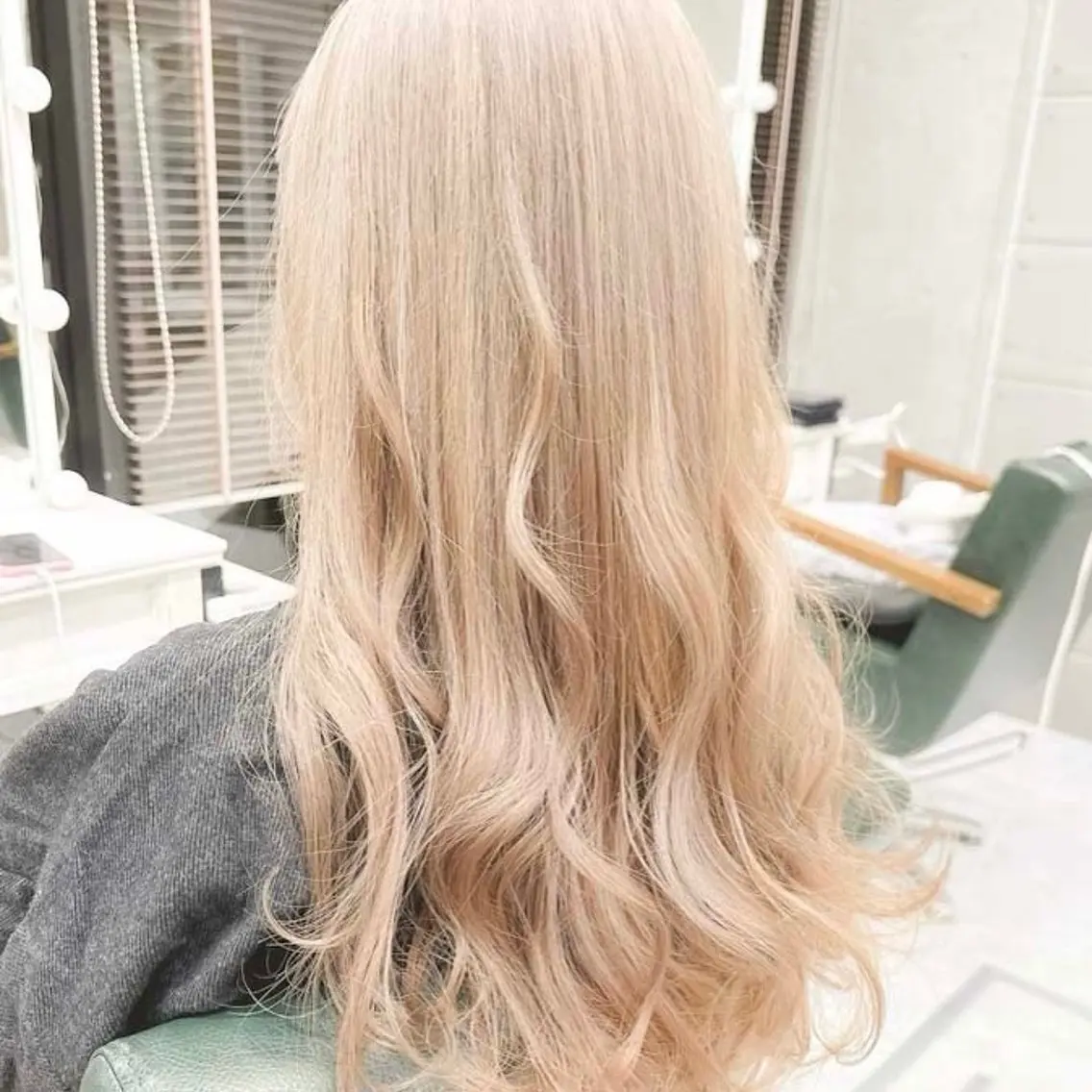 ロング カラー ベージュカラー ブリーチ デザインカラー ハイトーンカラー ミルクティーベージュ ヘアカラー トリートメント DAYS Men’sのヘアスタイル