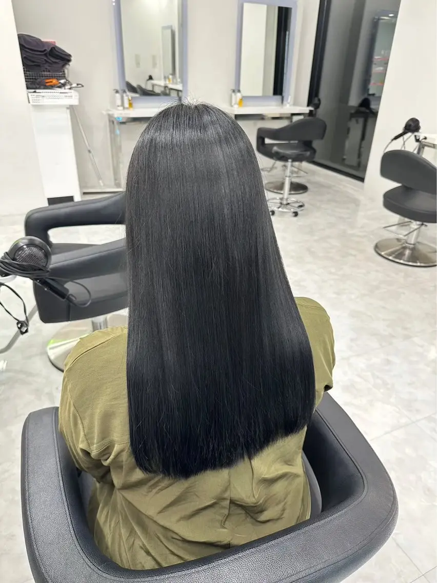 セミロング カット 縮毛矯正 暗髪うる艶ヘア🫧 yumi🐈‍⬛🪽のヘアスタイル