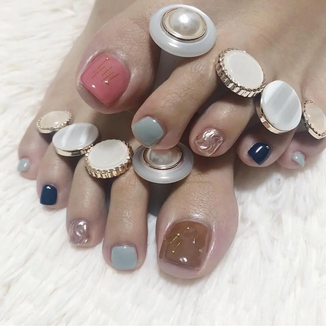 ネイル フットネイル キラキラネイル 韓国ネイル フットネイル 【岐阜💅🏻】 オトナ可愛い🤍🪄のネイルデザイン