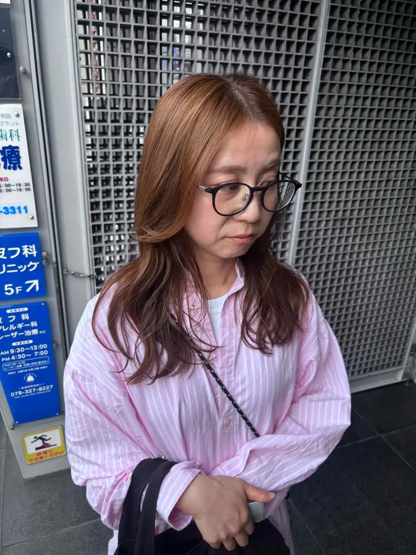 セミロング カラー ベージュカラー かきあげバング 穐田 航のヘアスタイル