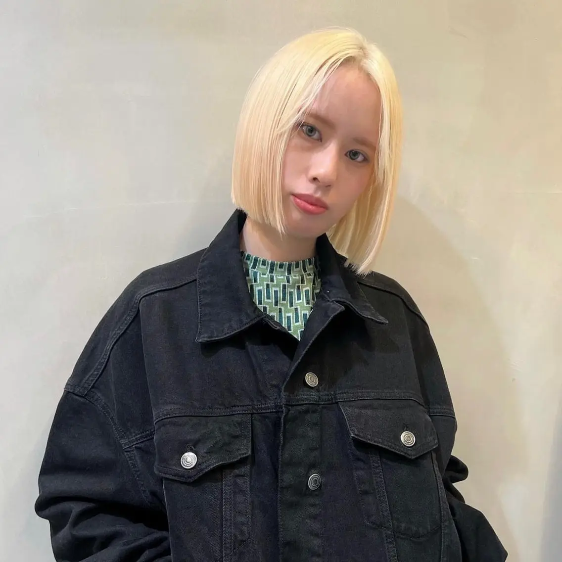 ショート カラー 切りっぱなしボブ 抜きっぱなしブロンド ブロンド ボブ ブロンド／ブリーチ 【SITY.】のヘアスタイル