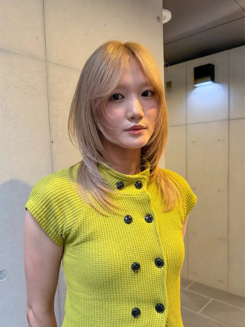 ミディアム カラー ブロンド ハイトーンカラー ホワイトブロンド 顔まわりレイヤー レイヤーカット カット ヘアカラー 似合わせレイヤー/ 顔まわり/山本祐輔のヘアスタイル