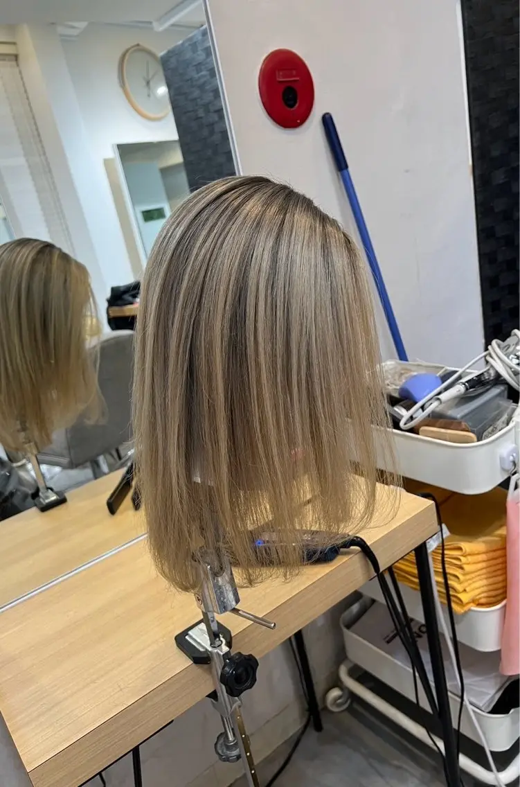セミロング カラー バレイヤージュ ベージュカラー ホワイトベージュ レイヤーカット 指名数No.1 /NAOYAのヘアスタイル