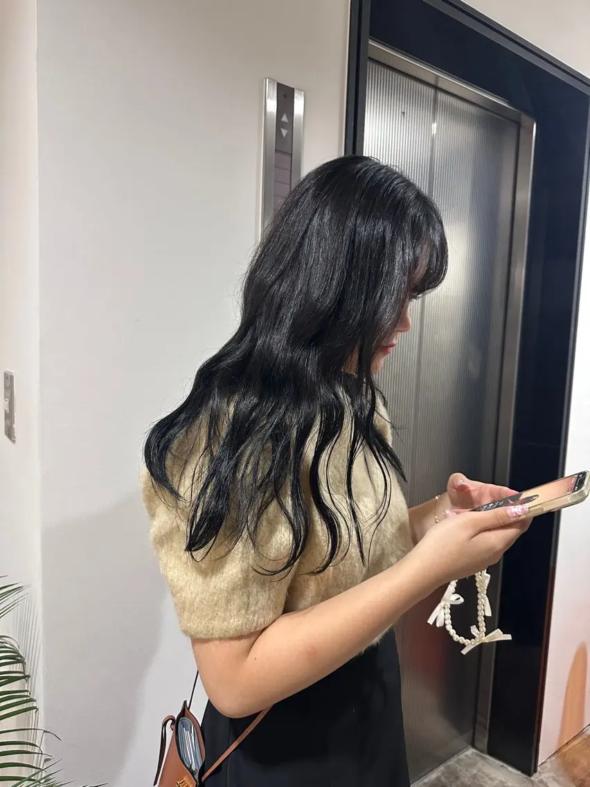 ロング カラー 黒髪 ロング トリートメント 透明感カラー/顔周り レイヤー/髪質改善のヘアスタイル