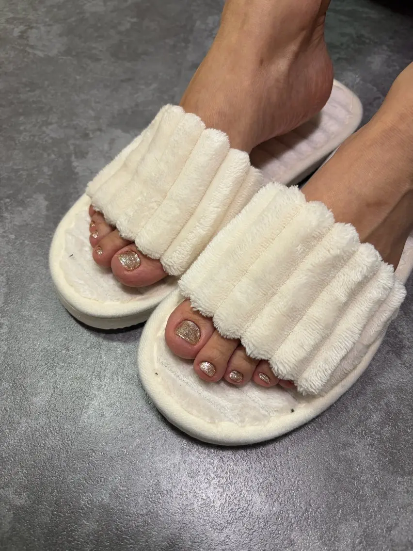 ネイル ゴールド ラメ(グリッター) フットネイル 酒向 宇蘭のネイルデザイン