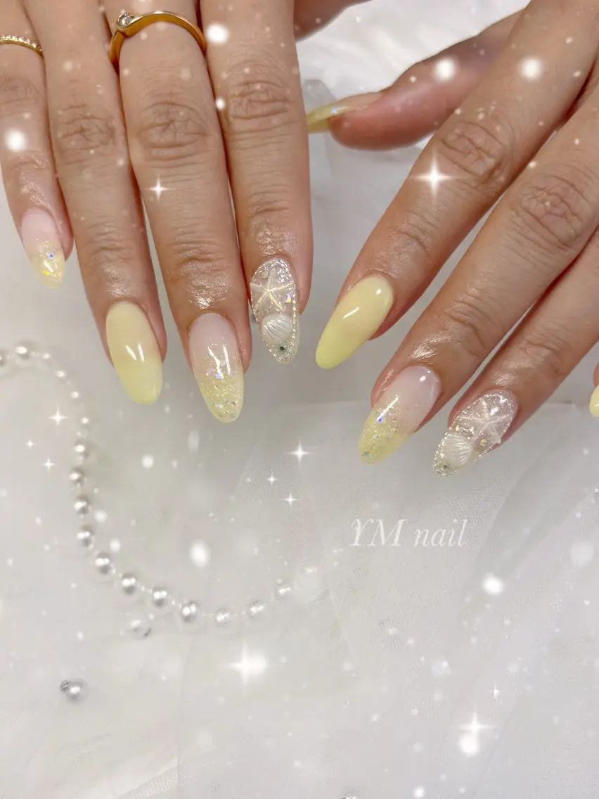 ネイル キラキラネイル ラメ(グリッター) ラメグラデーション 夏ネイル 黄色 ハンドネイル YM nailのネイルデザイン