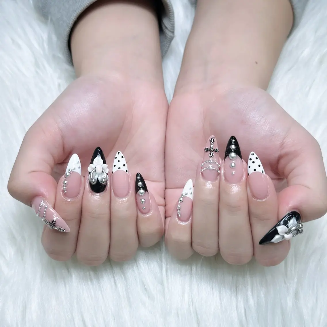 ネイル アートネイル フレンチネイル ジェルネイル ガーリー キラキラネイル ハンドネイル Nova Nailのネイルデザイン