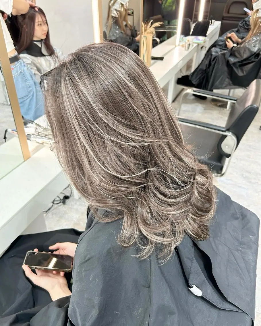 ミディアム カラー ミディアムレイヤー ハイライトカラー ハイライト レイヤーカット カット ヘアカラー トリートメント レイヤーカット BLend 渋谷のヘアスタイル