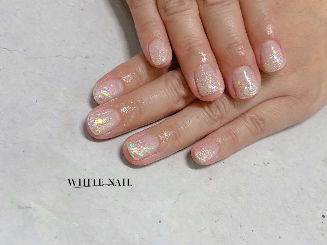 ネイル グラデーション ラメ(グリッター) ラメグラデーション ハンドネイル WHITE NAIL ホワイトネイルのネイルデザイン