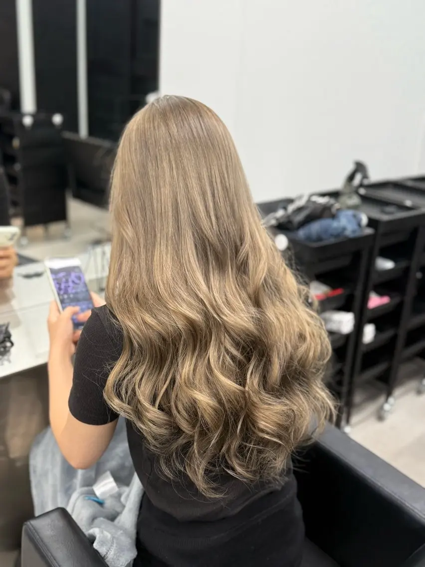 ロング カラー ブリーチ トリートメント ミルクティーベージュ MAIのヘアスタイル