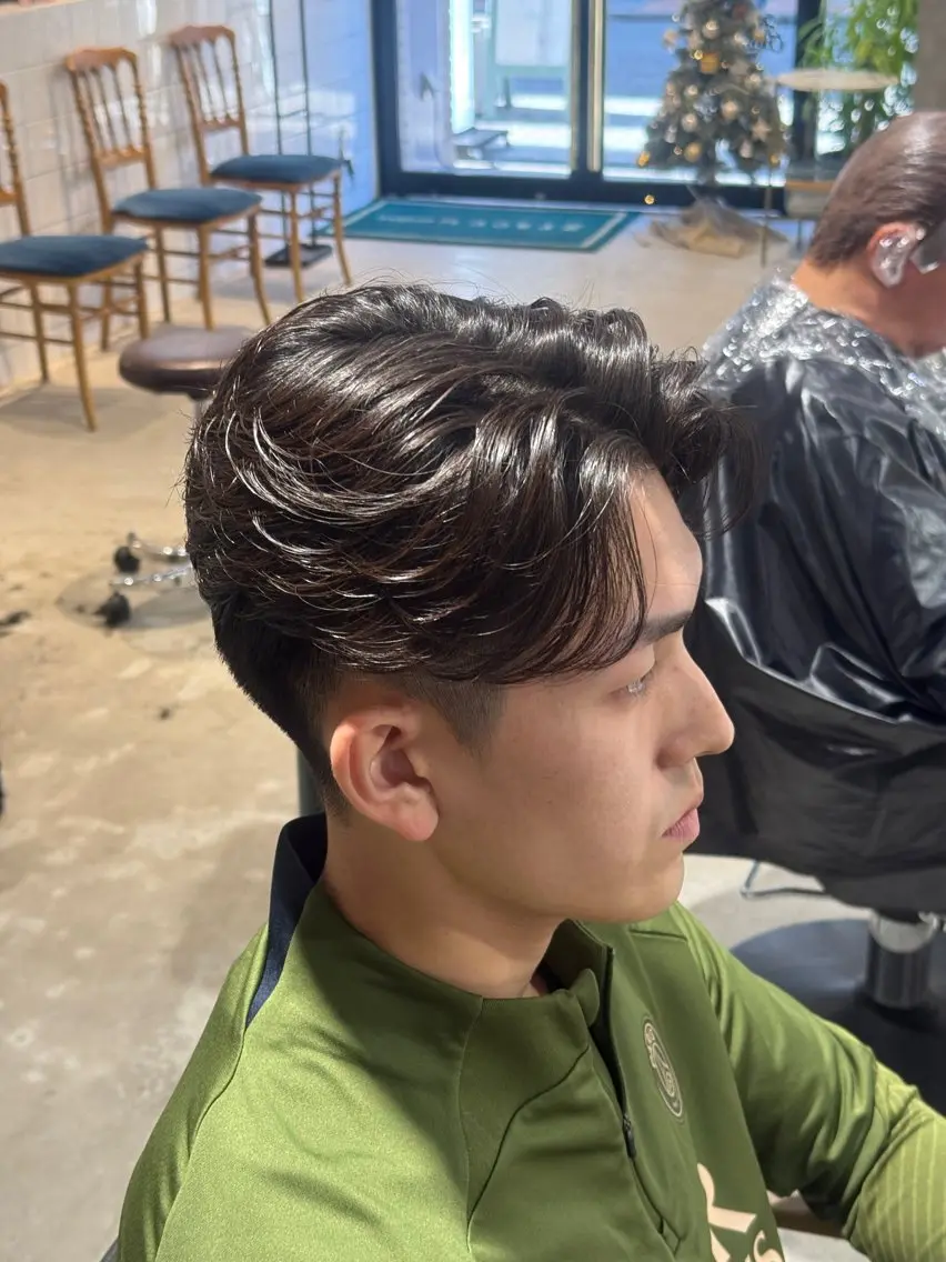 ショート パーマ メンズ センターパート フェザーパーマ メンズ韓国風 メンズパーマ 韓国風ヘア カット パーマ メンズカットパーマ ✂️ JOYAのヘアスタイル