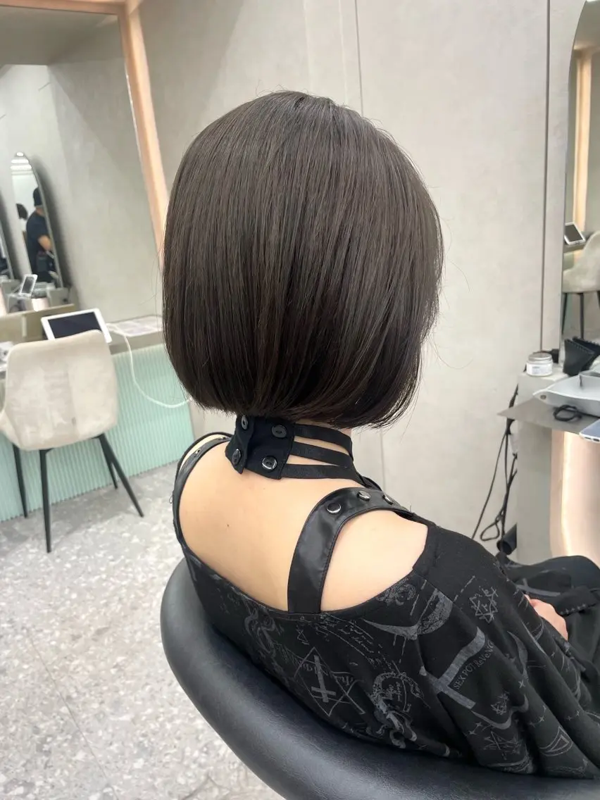 ショート カット ヘアカラー トリートメント 透明感オリーブ🫒/ ブリーチなしWカラーのヘアスタイル