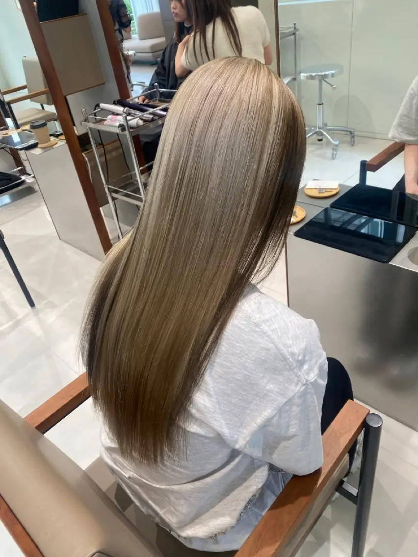 ロング カラー ベージュカラー ☪️ブリーチ特化施術 /レイヤー🪽aiのヘアスタイル