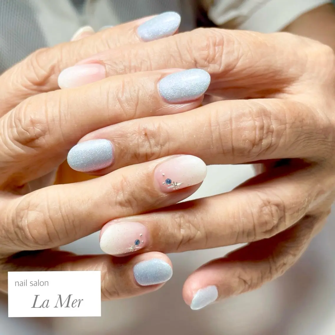 ネイル ブルー グラデーション ラメ(グリッター) ラメグラデーション マグネットネイル ハンドネイル nailsalon La Merのネイルデザイン