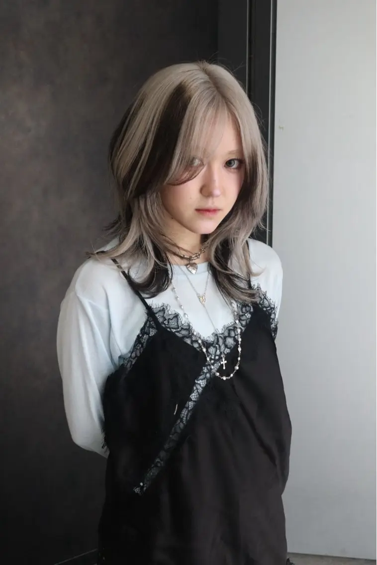 ミディアム カラー デザインカラー ハイトーンカラー ヘアカラー レイヤー/ブリーチ iwamiya岩見谷のヘアスタイル