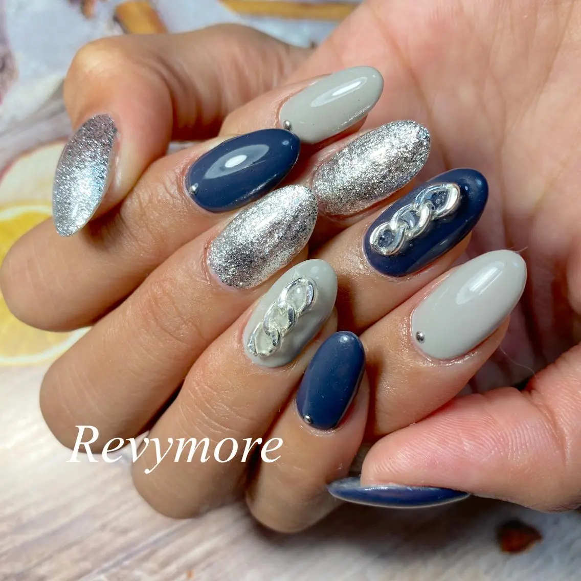 ショート ネイル ブルー ジェルネイル オフィスネイル ワンカラーネイル シルバー nail salon Revymoreのネイルデザイン