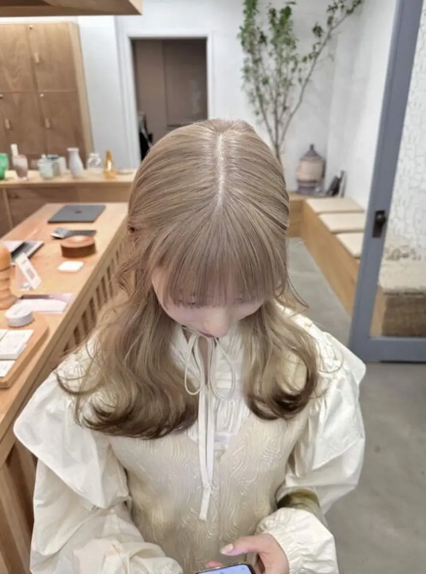 ロング ヘアカラー レイヤー/顔周り ブリーチカラーのヘアスタイル