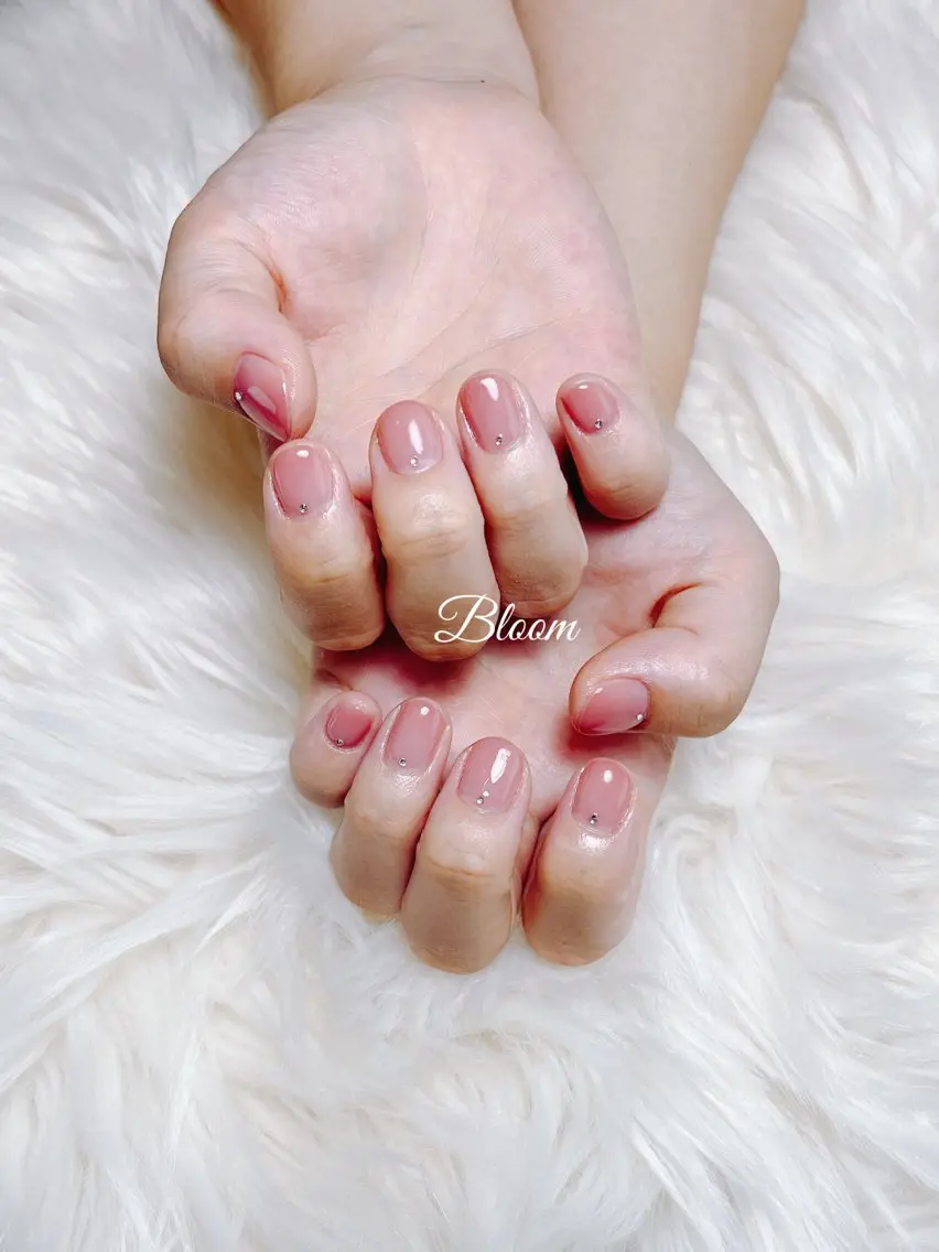 ネイル ワンカラーネイル ストーンネイル Bloom Nail Salonのネイルデザイン