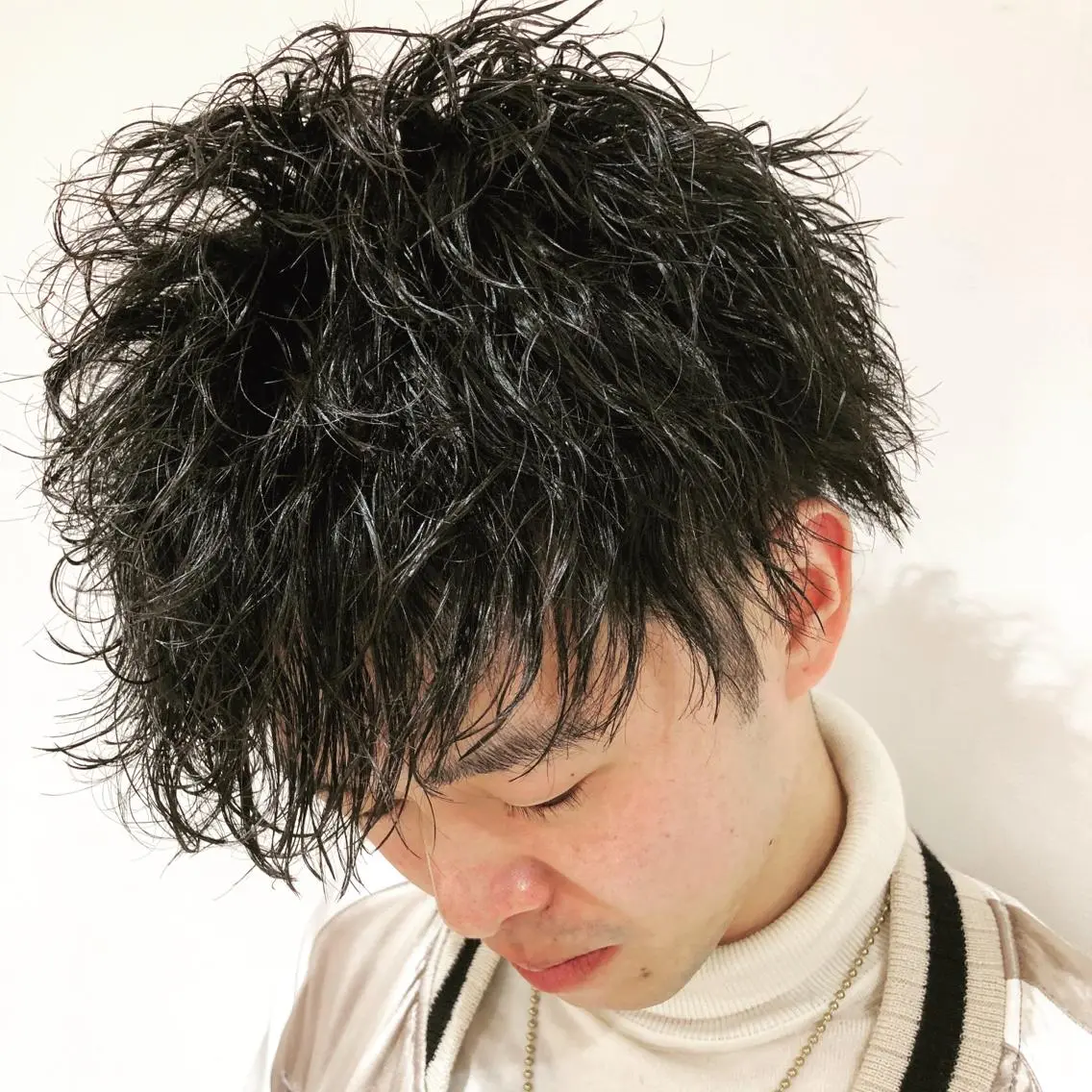 ミディアム パーマ メンズ ミディアムパーマ マッシュ メンズパーマ スパイラルパーマ メンズヘア特化 崎田 成人のヘアスタイル