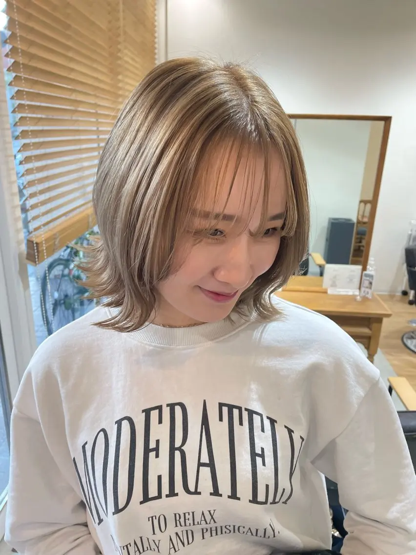 ミディアム カラー ベージュカラー ハイトーンカラー ハイトーンベージュ 𝙃𝘼𝙍𝙐🎀 韓国×エクステのヘアスタイル