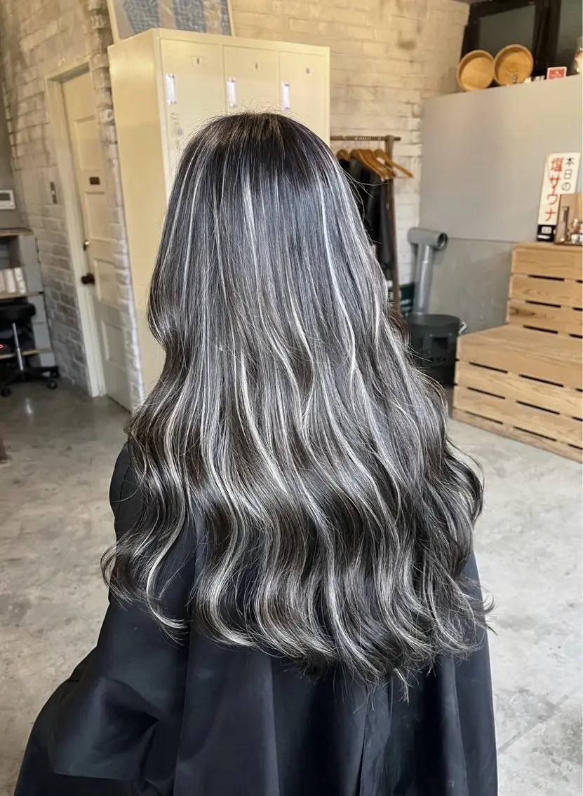ロング カラー ダークグレー ダークグレージュ グレージュ ハイライトカラー ハイライト ヘアカラー トリートメント 指名数No.1 /NAOYAのヘアスタイル