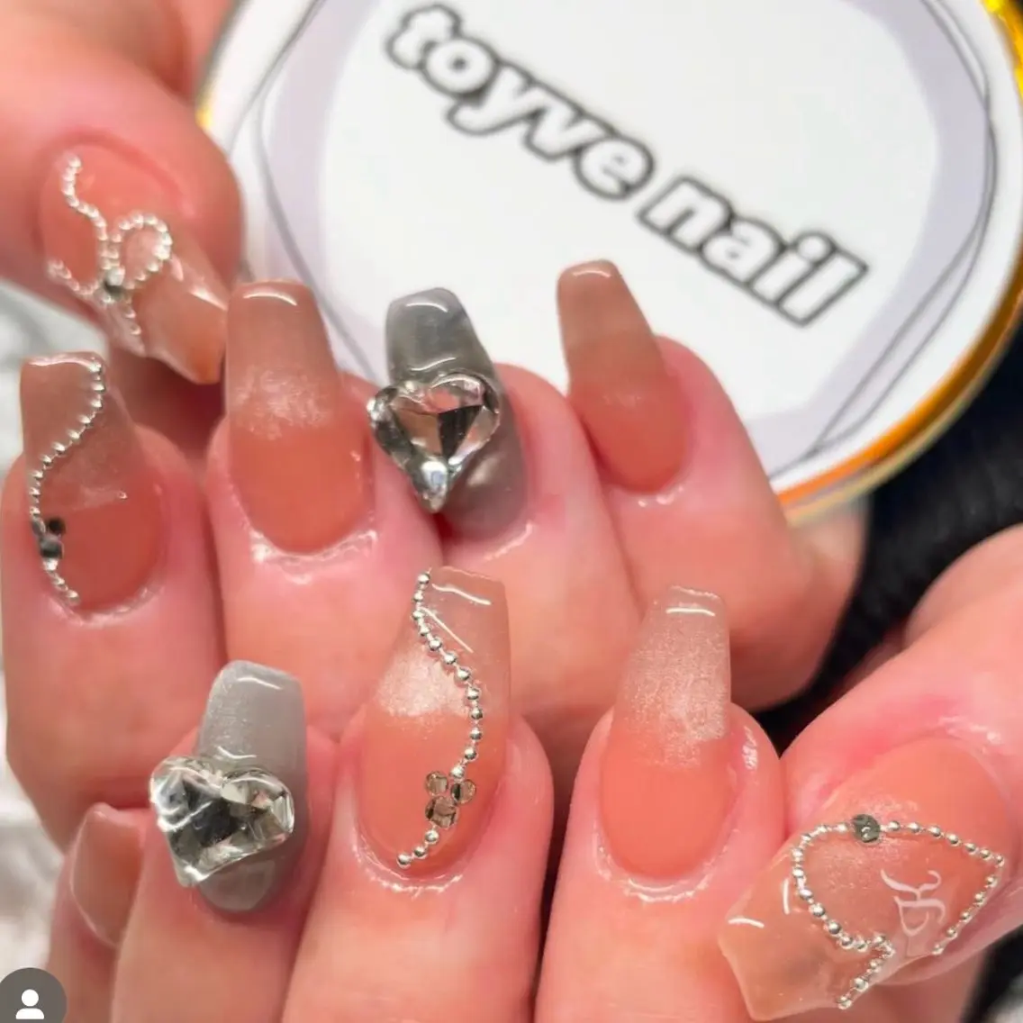 ネイル toyvenail 🖤enaのネイルデザイン