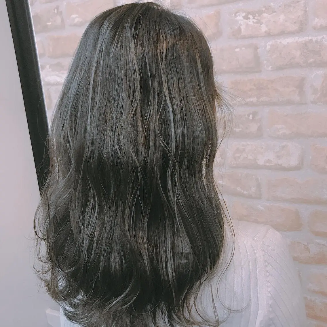 セミロング アッシュ ハイライト en Siena エンシエナのヘアスタイル