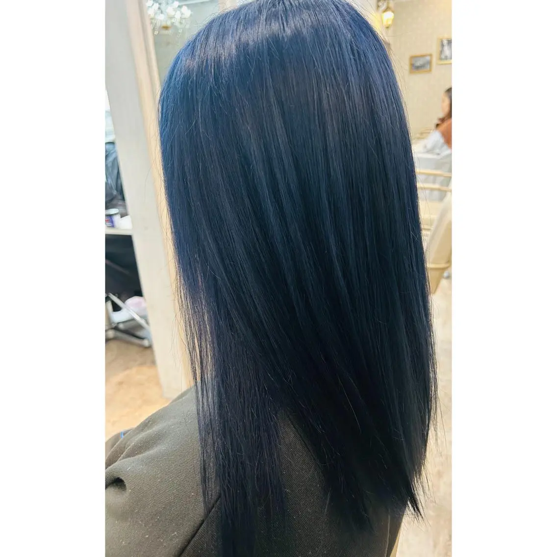 ロング カラー ブリーチ ブルーカラー 透明感カラー 櫟本 来夢のヘアスタイル