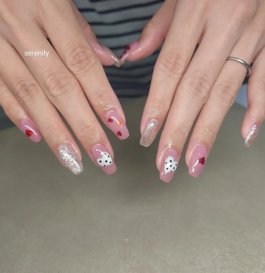 ネイル ホログラムネイル ピンク 赤色 バレンタイン ハンドネイル nail  serenityのネイルデザイン