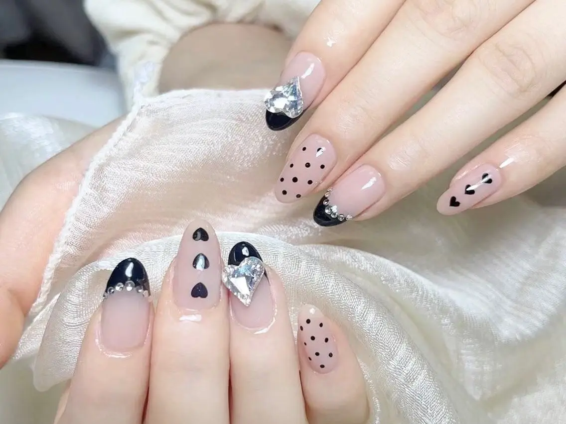 ネイル オーロラネイル チークネイル 長さ出し フットネイル フレンチネイル ハンドネイル ハンドケア lily nailのネイルデザイン