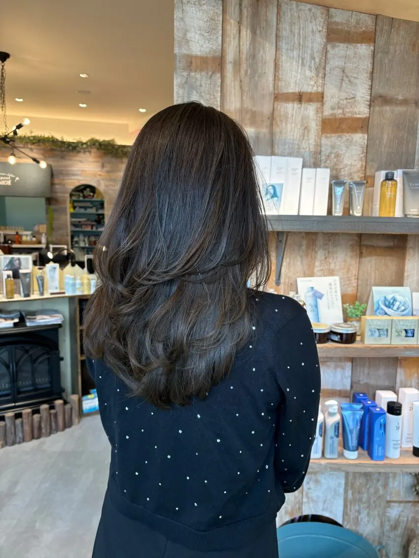 ロング カラー 透明感カラー オリーブカラー レイヤーカット カット パーマ トリートメント レイヤーカット✨ 艶髪藤野のヘアスタイル