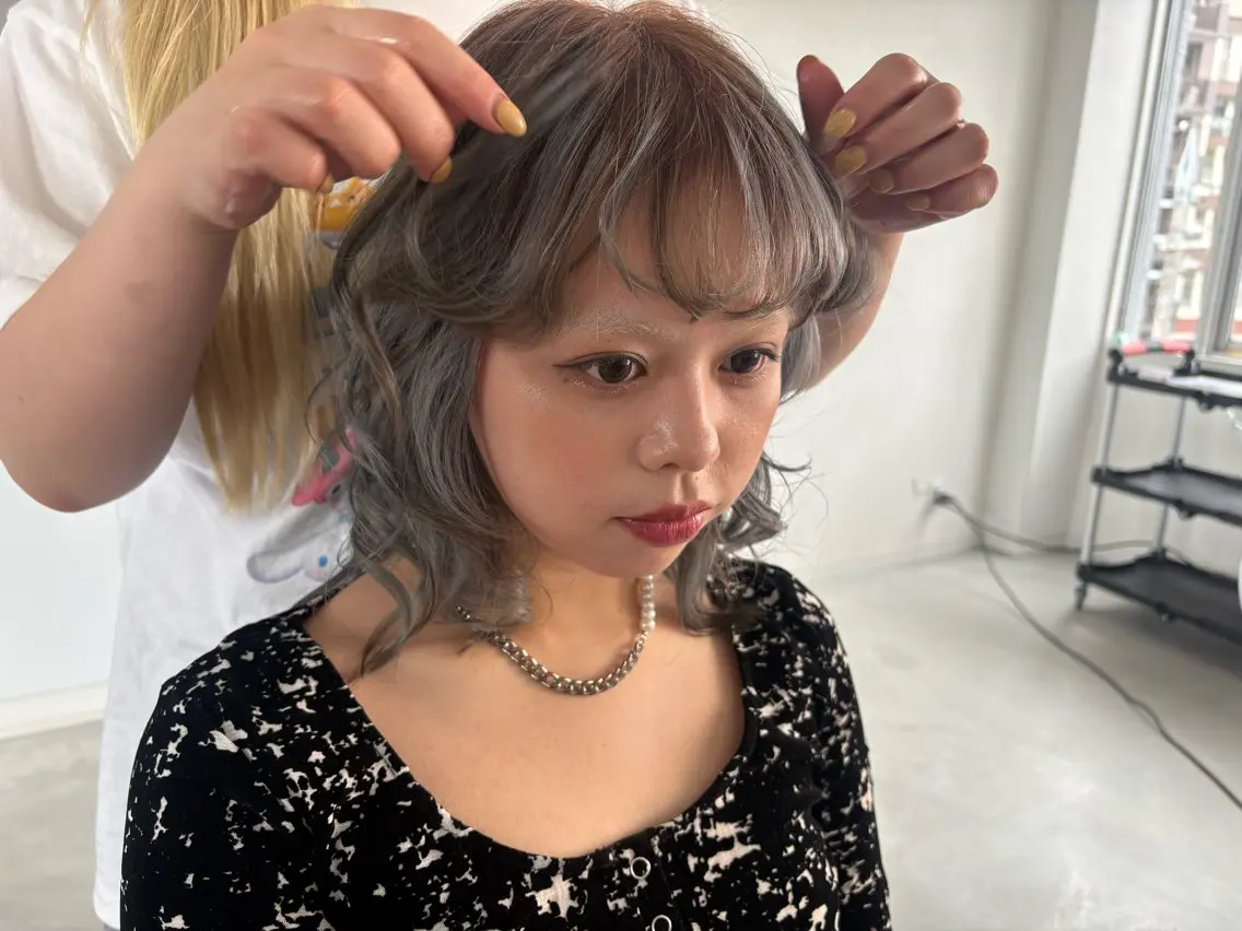 ミディアム ヘアカラー ハイトーン・ショート 酸性ストレート/愛加のヘアスタイル
