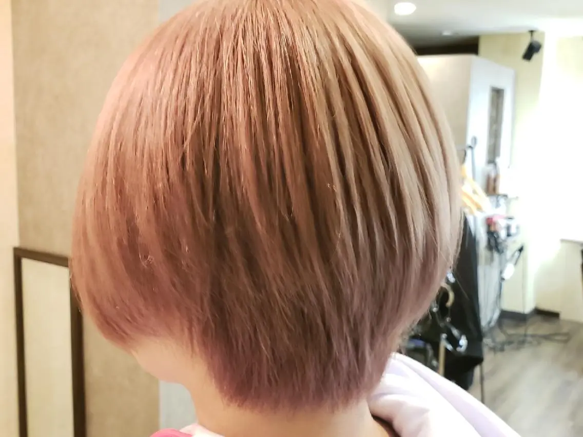ショート カラー ベージュカラー ブリーチ ケアブリーチ ミルクティーベージュ Magic Mush のヘアスタイル