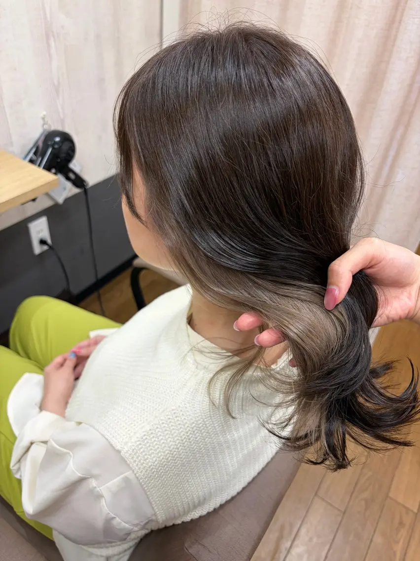ミディアム カット ヘアカラー 岡野 綾のヘアスタイル