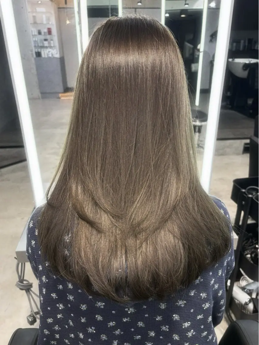 セミロング カラー ブリーチ ダブルカラー グレージュ ミント ブリーチなしカラー ヘアカラー Airi 韓国y2k ハイレイヤーのヘアスタイル