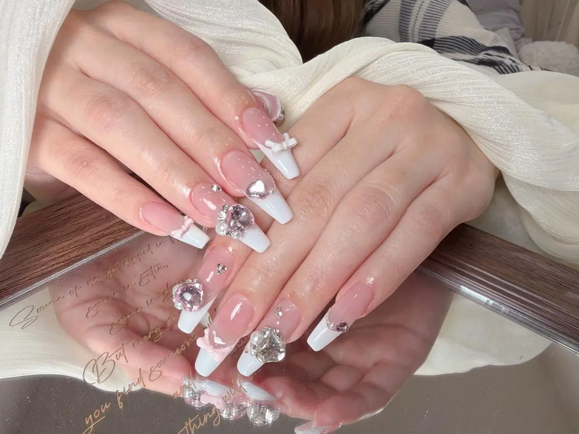 ネイル カジュアル チークネイル フレンチネイル ジェルネイル ガーリー ハンドネイル ハンドケア 🎀も ものネイルデザイン
