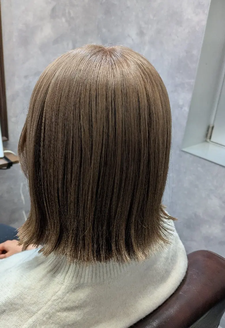 ミディアム カラー ボブ 外ハネヘア ヘアカラー 佐藤 璃咲のヘアスタイル