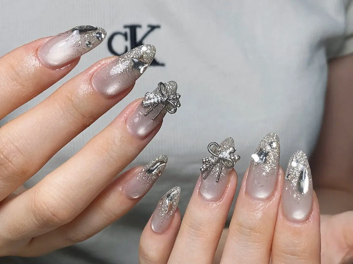 ネイル チークネイル フレンチネイル ジェルネイル ガーリー キラキラネイル ハンドネイル UM Nail Salonのネイルデザイン