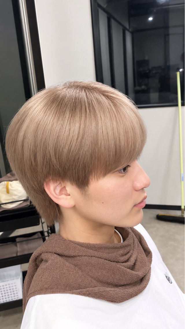 ショート カラー メンズ メンズブリーチ ベージュカラー ブリーチ ミルクティーベージュ ヘアカラー 山﨑 俊介のヘアスタイル